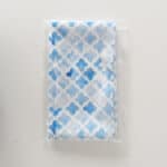 Blaue und weiße Papiertaschentücher in Verpackung, hygienisch verpackt.