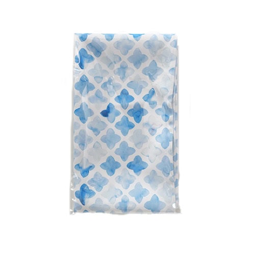 Wärmflasche mit blauen Herzmustern, ideal für kalte Tage und Entspannung.