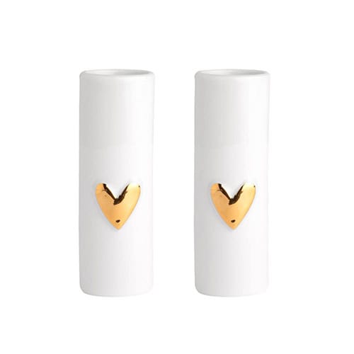 Herzförmige Kerzen mit goldener Verzierung, modern und stilvoll.