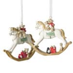 Hängende Weihnachtsdeko mit Pferden, Teddybären und Geschenken, festliche Dekoration für Weihnachten.