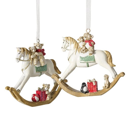Hängende Weihnachtsdeko mit Pferden, Teddybären und Geschenken, festliche Dekoration für Weihnachten.