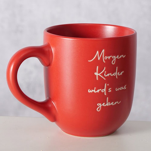 Der rote Kaffeebecher mit weißem Schriftzug "Morgen Kinder wird's was geben".