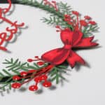 Fröhliche Weihnachtsdekoration mit rotem Band und grünen Tannenzweigen, festliche Stimmung.