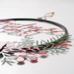 Blumenkranz aus Metall mit pinken und grünen Blättern, ideal für Dekorationen und Festlichkeiten.