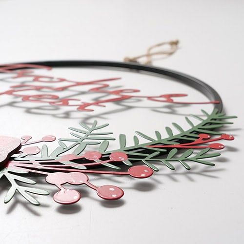 Blumenkranz aus Metall mit pinken und grünen Blättern, ideal für Dekorationen und Festlichkeiten.