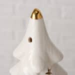 Dekorativer Weihnachtsbaum aus Keramik mit goldener Spitze, handgefertigt.