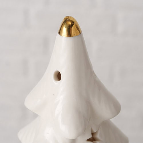 Dekorativer Weihnachtsbaum aus Keramik mit goldener Spitze, handgefertigt.