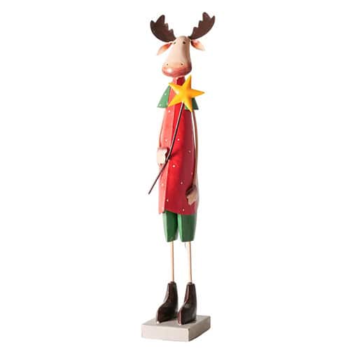 Hirschfigur mit rotem Mantel, grünen Hosen und Stern, festlich dekoriert für Weihnachten, auf weißem.