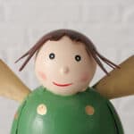 Fröhliche Engel-Figur aus Holz mit grüner Kleidung und braunen Haaren, handgefertigt, für Dekoration.