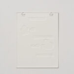 Schablone mit Wolken- und Regenmuster, weiß, an weißer Wand, minimalistisch und modern.
