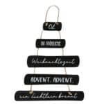 Hängende Weihnachtsdeko mit inspirierendem Adventsspruch in Schwarz und Weiß.