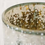 Elegantes handgefertigtes Glas mit goldenen und weißen Spritzmustern, ideal für besondere Anlässe un.