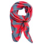 Warmer Schal mit rotem und blauem Muster, ideal für Winter und kalte Tage.