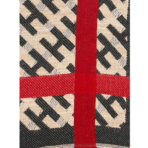 Hochwertiges Stoffmuster mit rotem Kreuz und schwarzem Monogramm-Design, stilvoll und elegant.