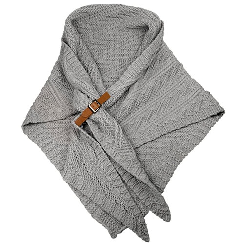 Hochwertiger grauer Strickschal mit Lederdetail, vielseitig und warm für kalte Tage.