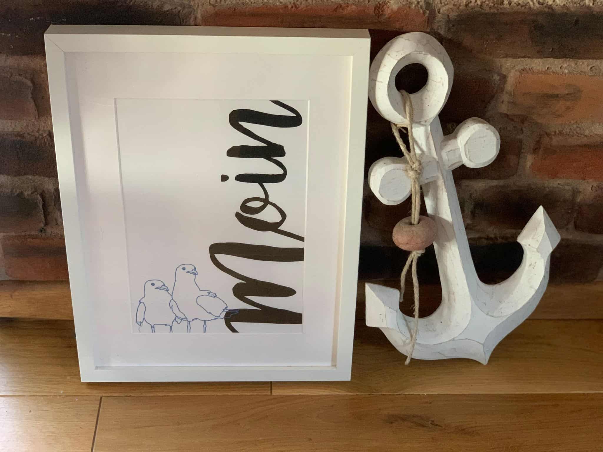 Dekoratives Anker mit "Moin" Schriftzug und Meeresmotiven, maritimes Dekor für Zuhause.
