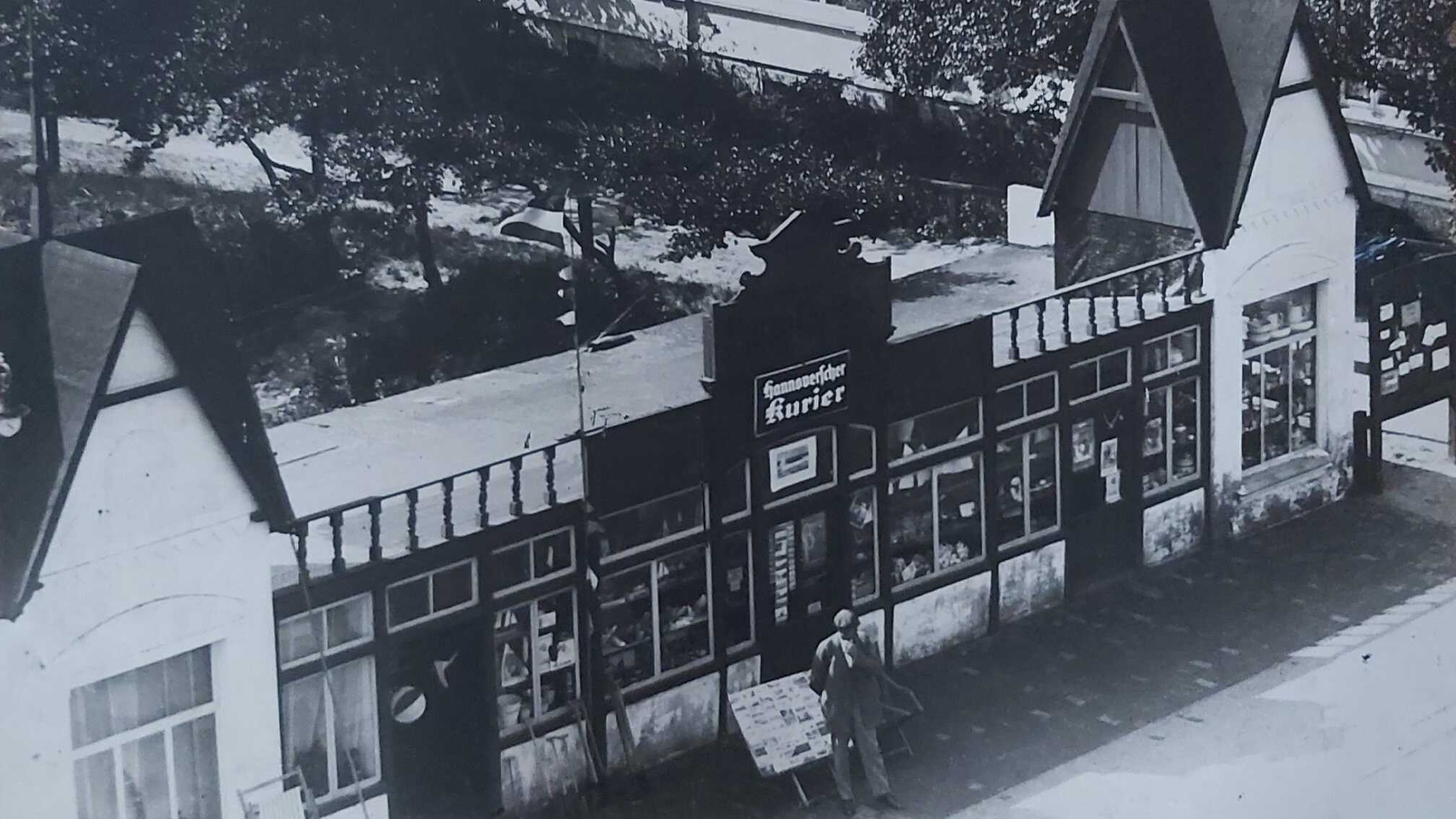 Historisches Foto des Fokko 1883 Ladens mit Schaufenster und Kunden in Deutschland.