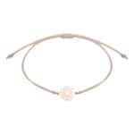 Elegantes Schmuckarmband mit Blumenanhänger, roségoldfarben.