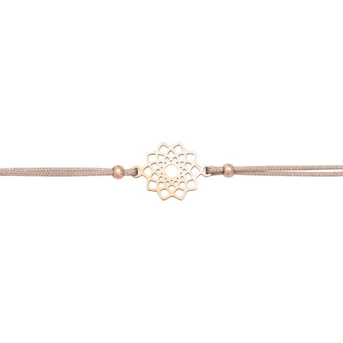 Elegantes Blumenmuster Armband aus Gold mit filigranem Design.