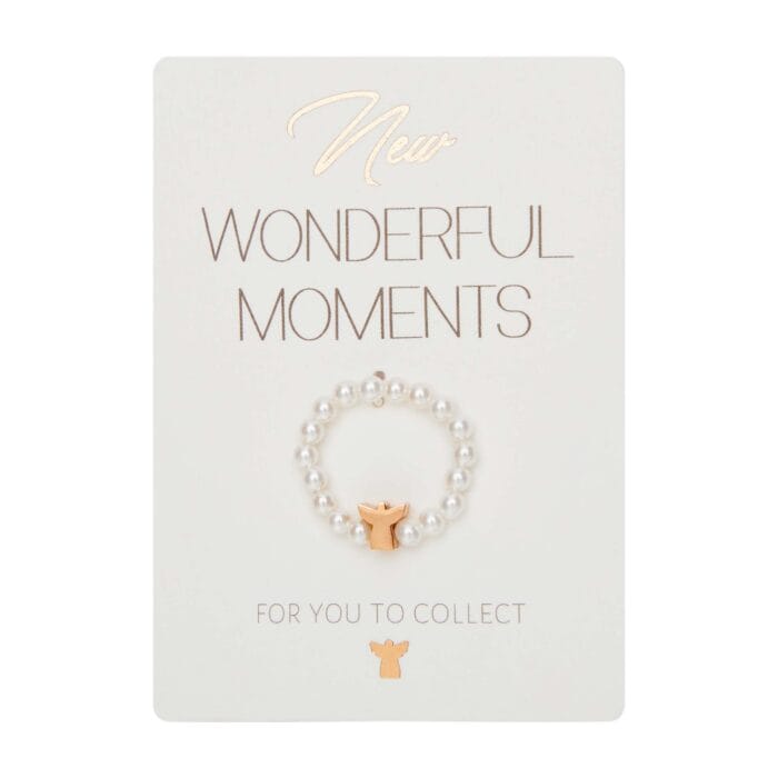 Elegantes Perlenarmband mit goldfarbenem Anhänger, Geschenkidee.