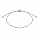 Armband mit goldener Flamme und grauem Kordel-Design.
