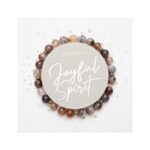 Halskette aus bunten Perlen mit "Joyful Spirit" Schriftzug, ideal für stilvollen Schmuck und positiv.