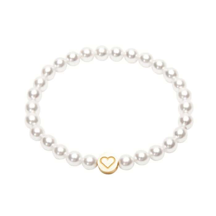 Perlenarmband mit Herz-Charme, eleganter Damen Schmuck, hochwertiges Accessoire für stilvolle Outfit.