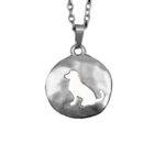 Hundeanhänger aus Silber mit Hundemotiv, handgefertigt, elegantes Schmuckstück.
