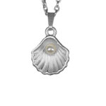 Schmuckanhänger in Muschelform mit Perle, silberfarbenes Design, eleganter Halsschmuck.