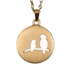 Goldene Halskette mit Vogel-Anhänger, detailreiches Design.
