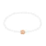 Perlenarmband mit Blumenanhänger, elegantes Schmuckstück für Damen.