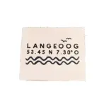 Brillenputztuch mit Langeoog Koordinaten und Wellenmuster.