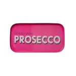Prosecco Flasche mit pinkem Etikett und Schriftzug.