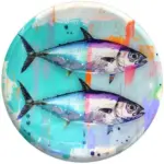 Bunte Fischkunst auf einer runden Glasplatte, modernes Dekor für Zuhause.
