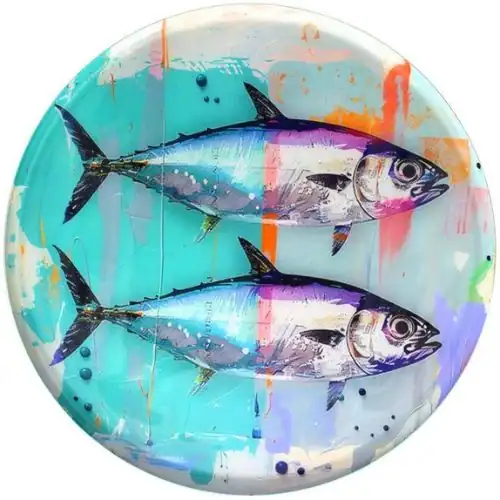 Bunte Fischkunst auf einer runden Glasplatte, modernes Dekor für Zuhause.