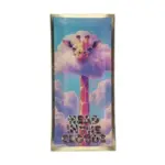 Bunter Giraffenkopf auf Wolkenhintergrund mit Text 'Head in the Clouds'.