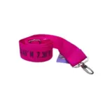 Bunter pink Taschengurt mit Messskala und Karabiner.