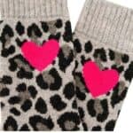 Socken mit Leopardenmuster und pinkem Herz im Design.