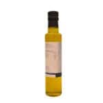 Olivenölflasche mit schwarzem Verschluss auf weißem Hintergrund.